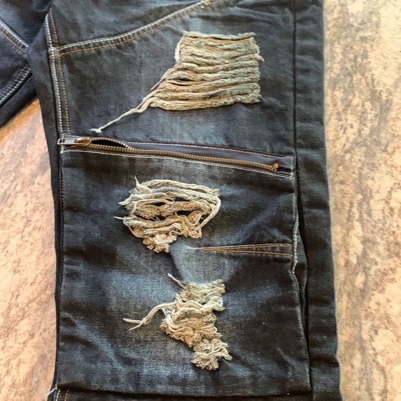 Distressed jeans - Picture 12 of 14